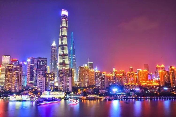 晚间,站在高楼大厦之上,俯瞰灯火辉煌的夜景,会感受到一线城市的现代