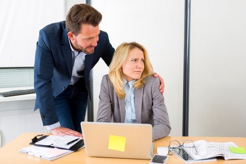 老板将手放在助理的肩上是