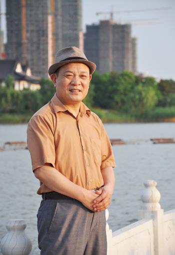 凌炳奇,江苏建湖人,中国书法家协会会员,江苏省书法家协会会员,江苏