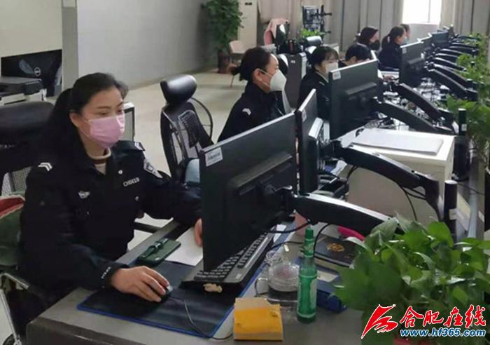 科技中队女辅警陈晓云与同事们在疫情防控工作中的照片