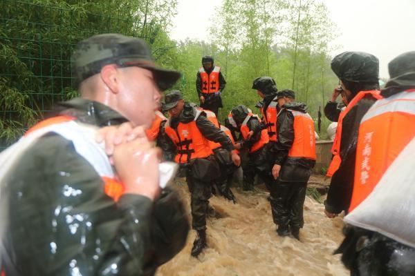 河南多地持续强降雨驻地武警河南总队官兵紧急投入抗洪抢险