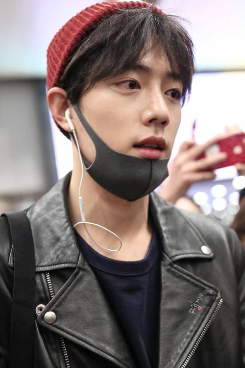 肖战生图无滤镜手机录像集锦.最真实的镜头下肖战的颜是什么样子?