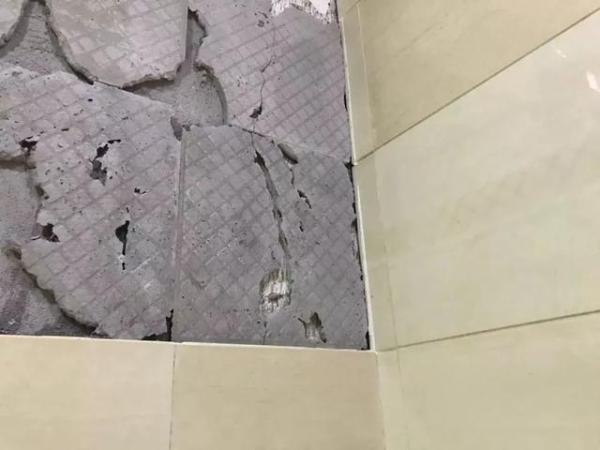 在墙面的砖空鼓的话,时间久了容易脱落,存在砸到人的风险