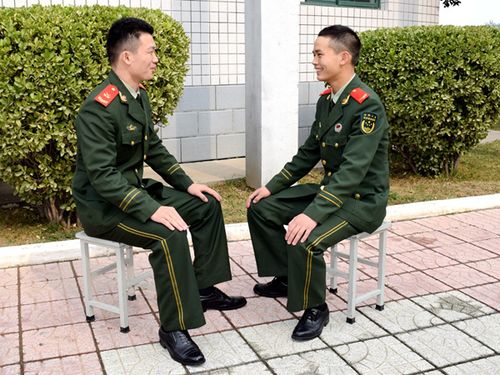 何绵钊与战士交流谈心增进战友感情