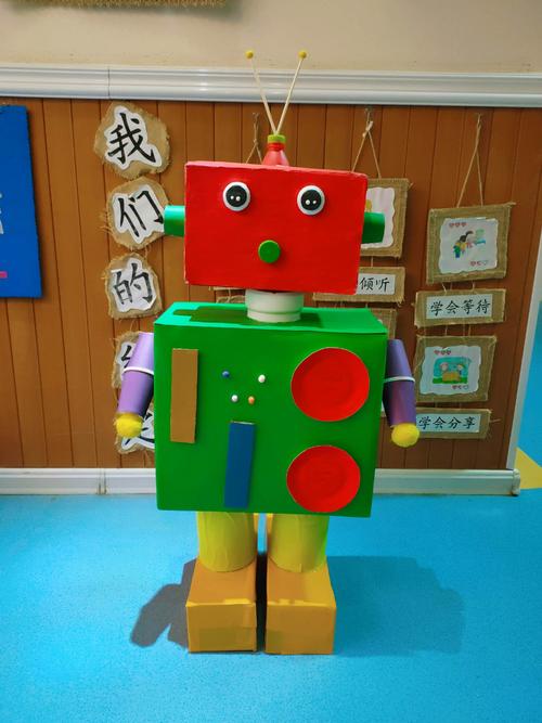 因此我园进行了教师"手工机器人制作大赛",利用废旧