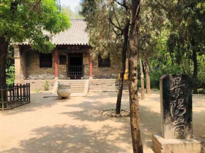 景阳冈旅游区-"景区绿植挺多,还有一个大湖,湖边的树.