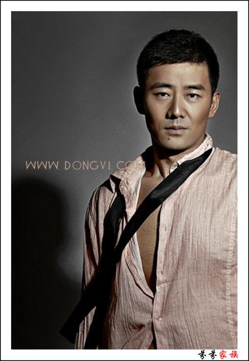 现为主持人,电视策划人,导演,媒体评论人.