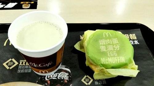 美味可口的烟肉蛋麦满分和热气腾腾的豆浆