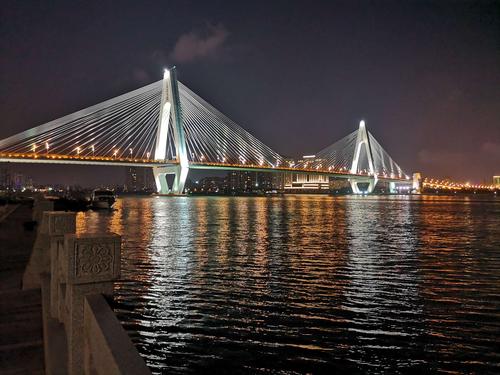 通向海甸岛的世纪大桥.