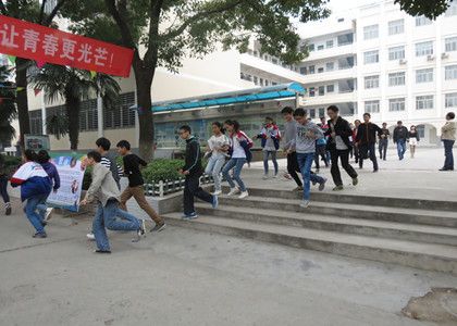 白石坡中学举行十月防踩踏安全演练_掇刀学校安全教育