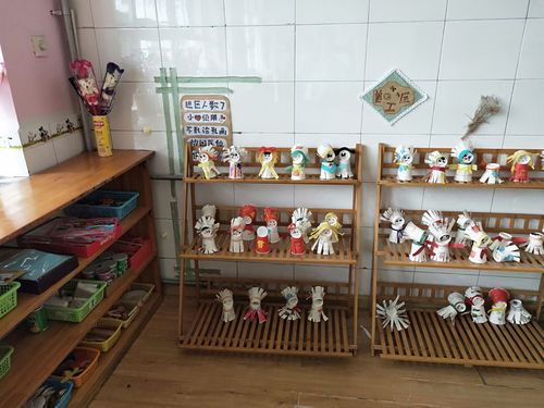 作品展示架上陈列着孩子们的创意手工作品