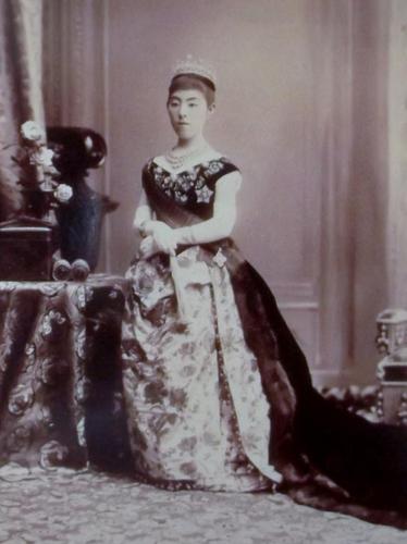 明治天皇的妻子昭宪皇太后是日本史上首位穿洋装的皇后.