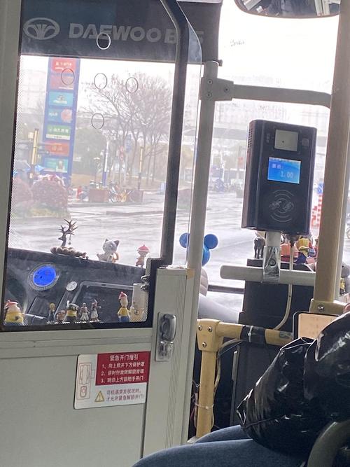 今天乘的公交车上面的投币机是这样的