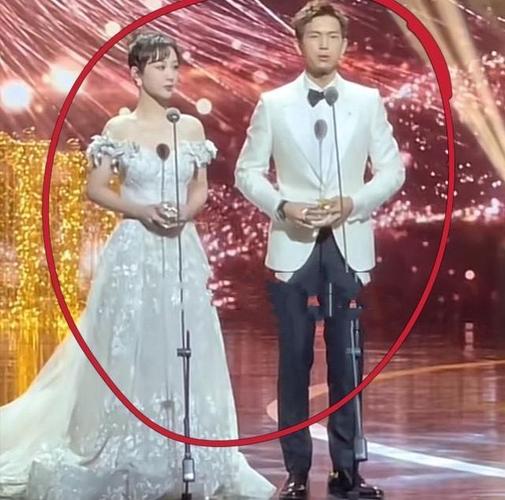 杨紫李现终于同框了!"品质盛典"两人同台领奖,互相谦让惹爆笑