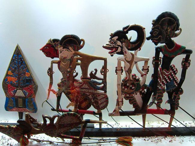 应该是根据印尼皮影制作的工艺品.