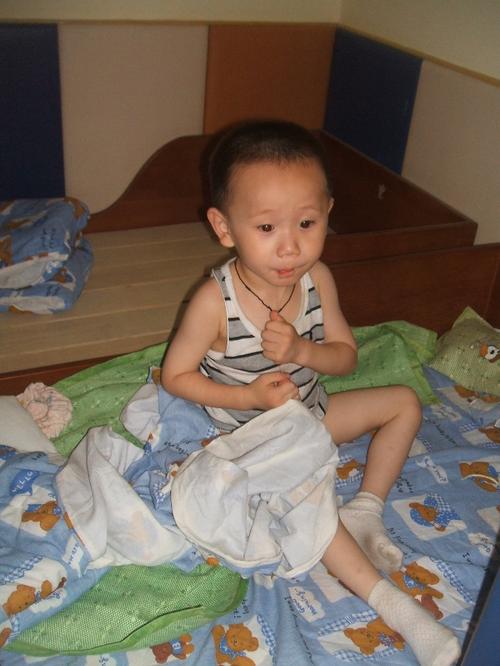 彩虹班宝宝睡觉自理记