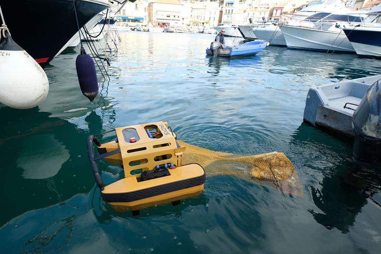 海洋机器人"jellyfishbot"在法国卡西斯港收集漂浮废物