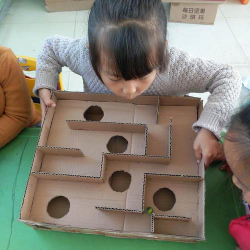 《迷宫逃生》孩子们玩得全神贯注!