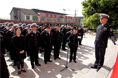 渝北警方祭奠英模杨雪峰:200余民警脱帽追思 重温入警