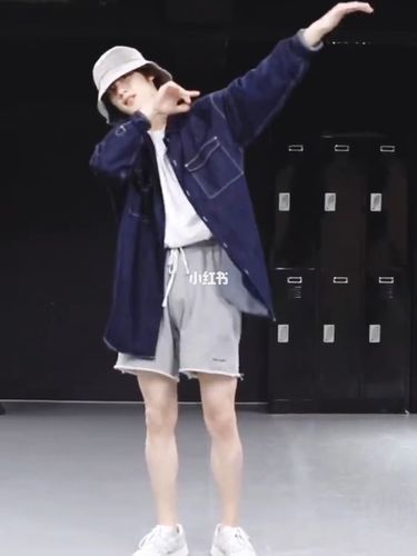 带大家来回顾一下丁哥这段舞蹈_舞蹈_裤子_丁程鑫_娱乐_舞蹈