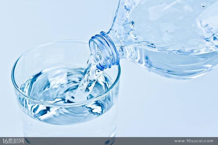 往杯子里倒水的高清图片