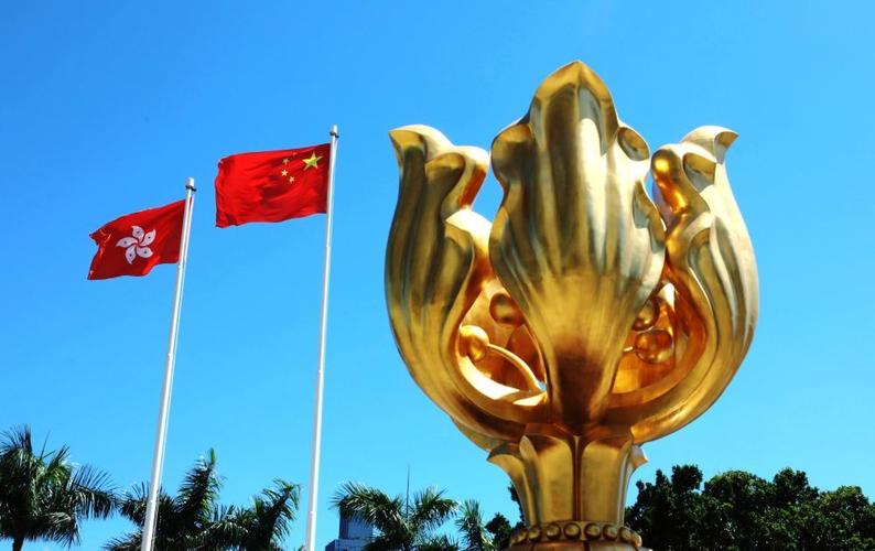 在香港金紫荆广场,五星红旗和紫荆花旗迎风飘扬(资料图片).新华社发
