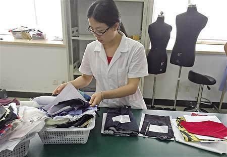 昨日,市纤维检验局公布今年上半年服装抽检结果显示,在不合格产品中