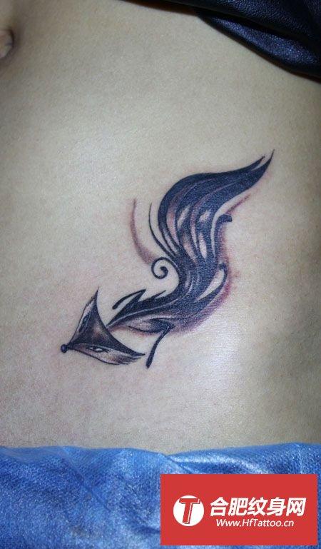 侧腰羽毛狐狸纹身图案