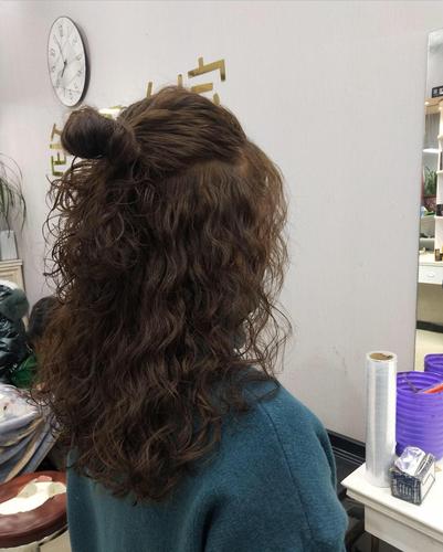 对于中年女性来说,选择这种齐脖的棕色全头卷就很不错,经典时尚不落伍