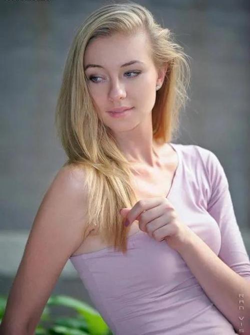 不要车房彩礼的23岁俄罗斯美女和要车要房的32岁剩女你娶谁