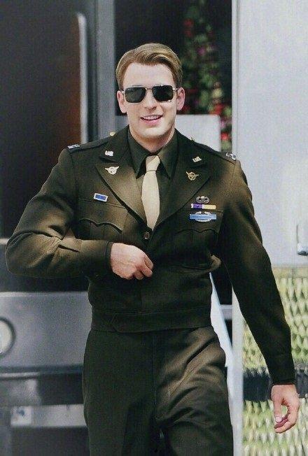 老喜剧人了!美队一句话机智回应与拜登撞脸,单手扣衣扣帅呆了