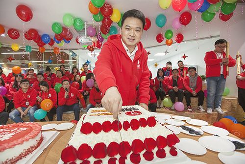 创始人李晓军切蛋糕庆祝双十一大卖