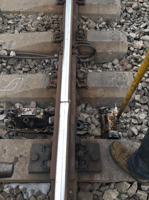 工电联合整治方灰枕彻底解决隐患,确保轨道电路安全.