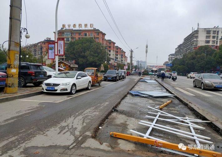 好消息!花湖大道南段扩建施工挡板开始拆除,即将进入8车道时代!