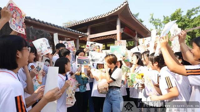 平乐县二塘中学高二美术生生为专业老师送上节日的鲜花和绘画作品.