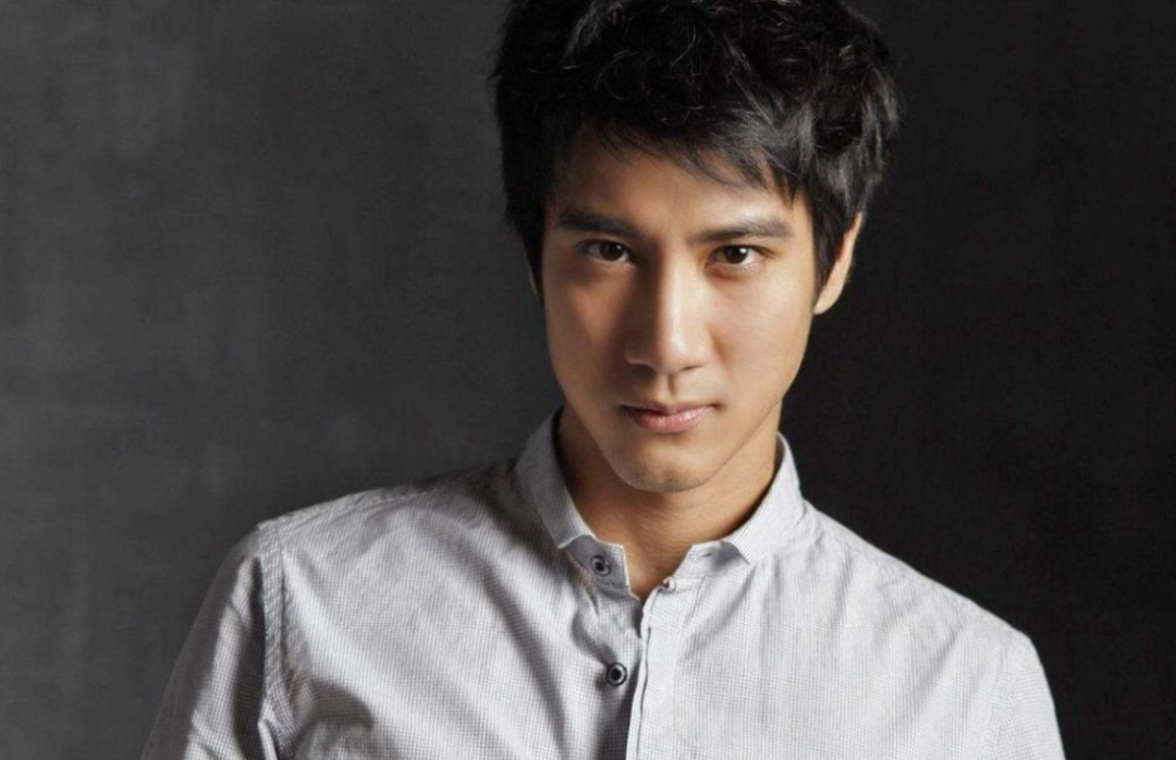 原创44岁王力宏近照沧桑,胡子拉碴像于和伟,为卖货现场刮胡博眼球