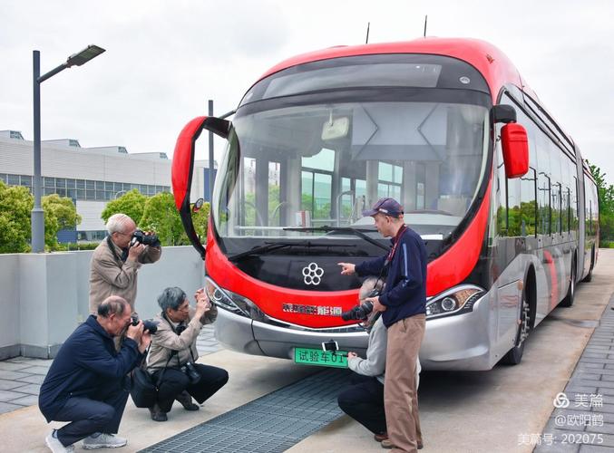 上海电器集团研发的无人驾驶公交车