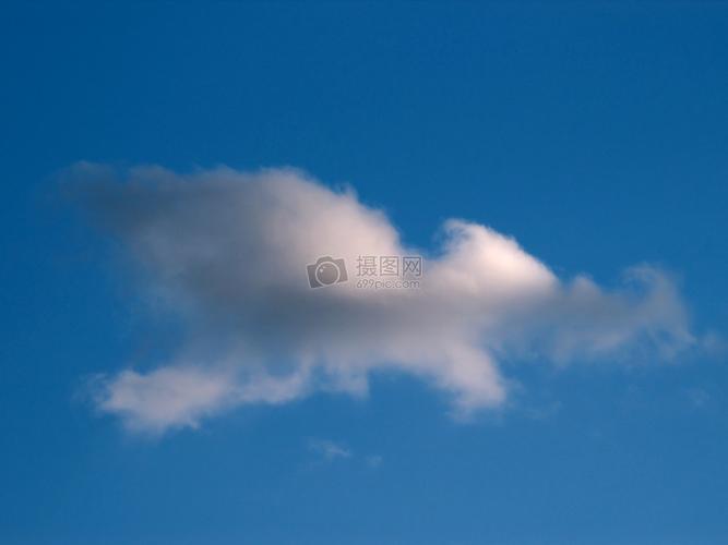 天空中带有形状的白云