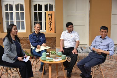 明日地平线大讲堂&mdash;&mdash;"乡村如何振兴"(左起:曾艳,王石