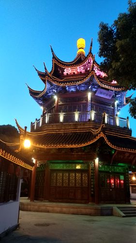 转身遇见朝宗阁,登上楼阁应该就能望见阊门全貌了吧.
