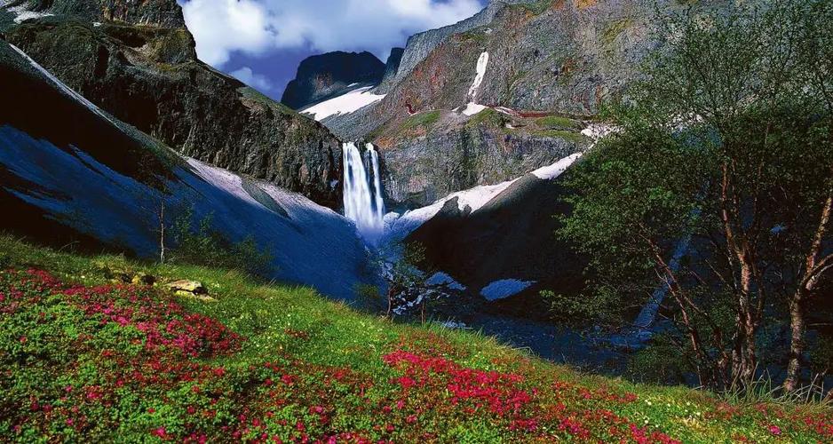 2000年,长白山瀑布被评为世界上落差最大的火山口湖瀑布.