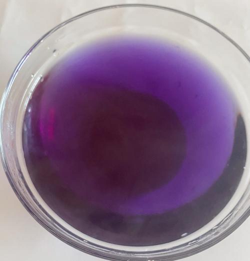 紫甘蓝在热水中浸泡5分钟左右,就能得到紫色的紫甘蓝水.