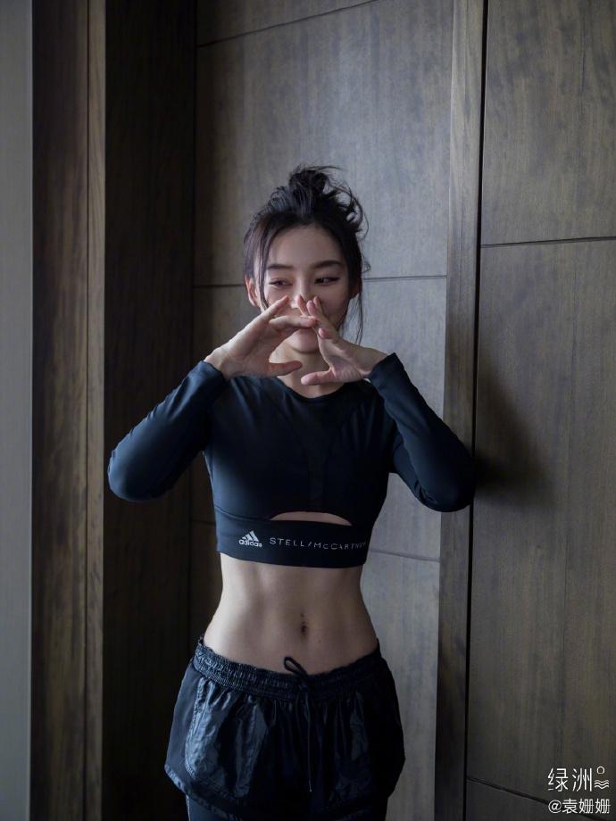 袁姗姗绿洲晒健身照秀马甲线