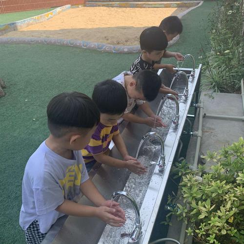 悠贝国际高湖幼儿园健康活动《洗洗手》