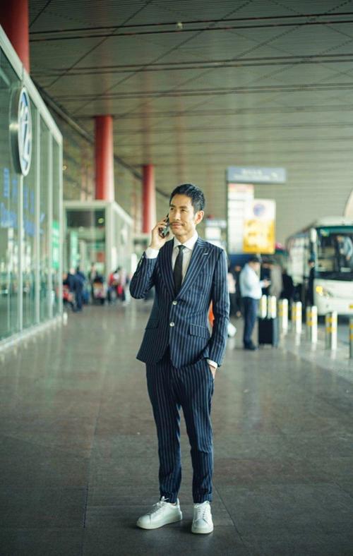 成泰燊最新机场街拍曝光 尽显时尚优雅气质