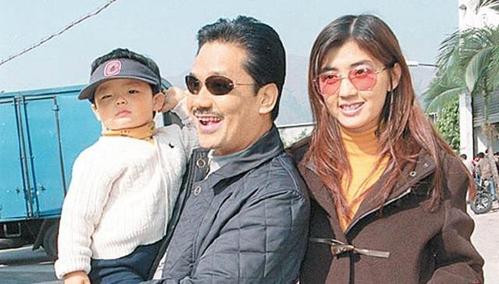 黎姿70岁前男友迎娶小37岁娇妻添子后买鲜花陪妻儿过母亲节