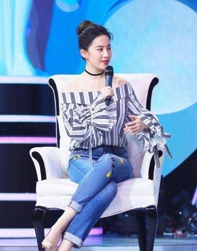 刘亦菲身穿黑白竖条纹一字肩,搭配牛仔裤高跟鞋,看上去真的性感魅力