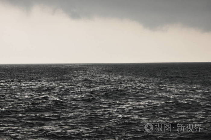 风暴在爪哇海.印度尼西亚.大雨和阴暗的天空