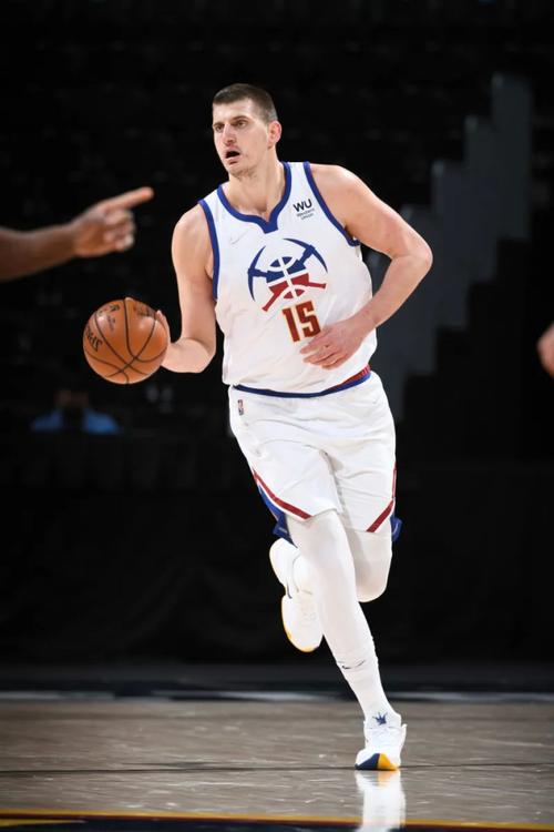 在约基奇从一个默默无闻的二轮秀成长到如今的球场大杀器与掘金无畏