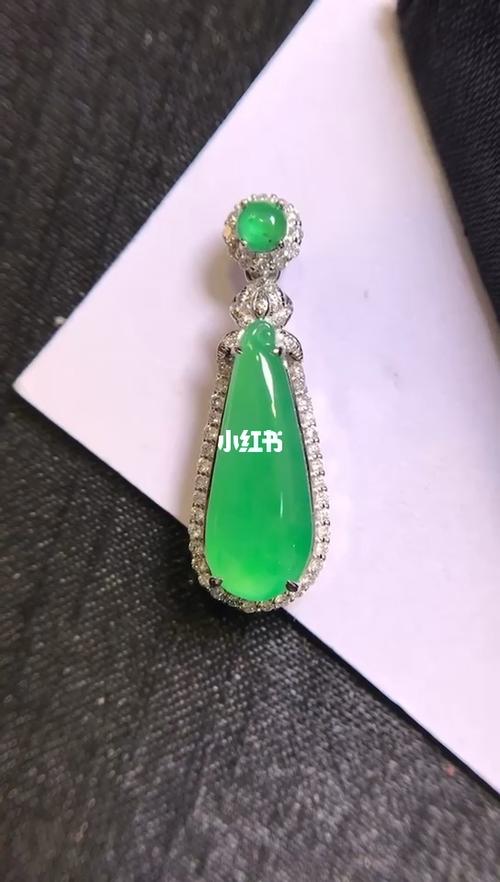 翡翠福瓜吊坠/18k金钻石镶嵌_翡翠_钻石镶嵌_18k金_吊坠_时尚_配饰